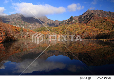 秋の戸隠高原 鏡池と戸隠連峰 秋の戸隠高原 鏡池と戸隠連峰 12523956