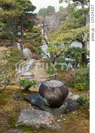 桂離宮　賞花亭の手水鉢 12524107