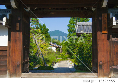 天寧寺山門から比叡山を臨む 12524455