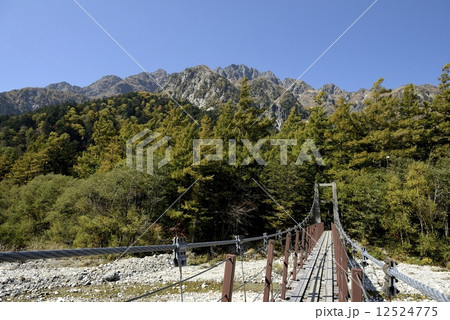 前穂高岳と明神岳（撮影地：上高地、新村橋） 12524775