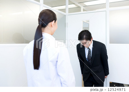 ビジネスマンと医師　謝る　挨拶 12524971