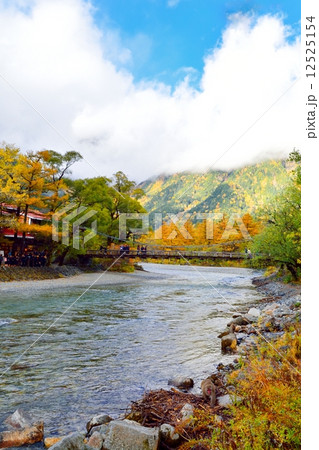 上高地 秋の梓川と河童橋 上高地 秋の梓川と河童橋 12525154