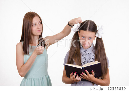 Teacher student knocks on the head 12525859