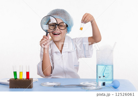Chemist with the powder and a magnifying glass 12526061