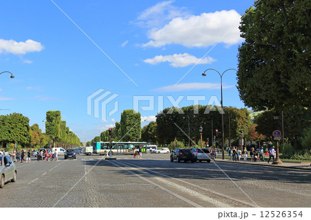 パリのストリートと青空 12526354