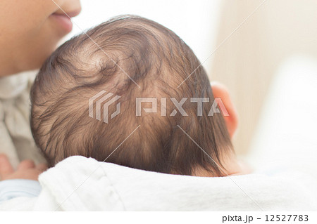 生後2ヶ月 赤ちゃん 後頭部の写真素材