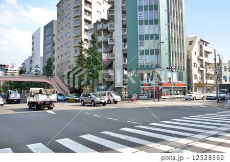 青梅街道と交わる五日市街道入口交差点(東京都杉並区) 青梅街道と交わる五日市街道入口交差点(東京都杉並区) 12528362
