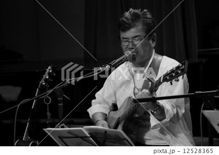 弾き語りをする男性 12528365