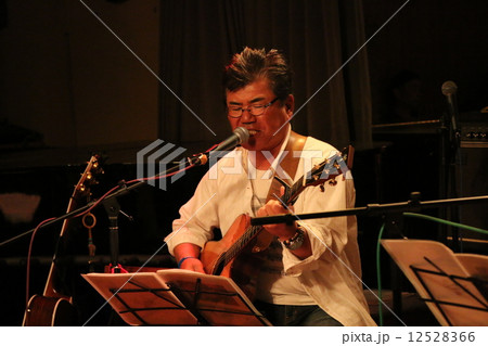 弾き語りをする男性 12528366