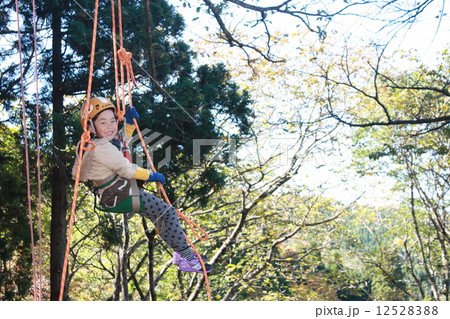 ツリーイングをする笑顔の女の子 ツリーイングをする笑顔の女の子 12528388