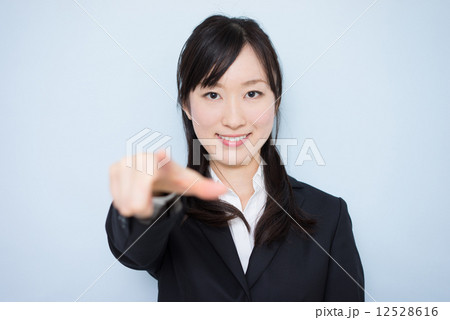 指差す女性 指差す女性 12528616