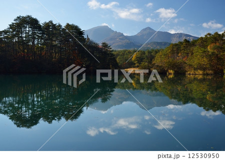 毘沙門沼に映る逆さ磐梯山 12530950