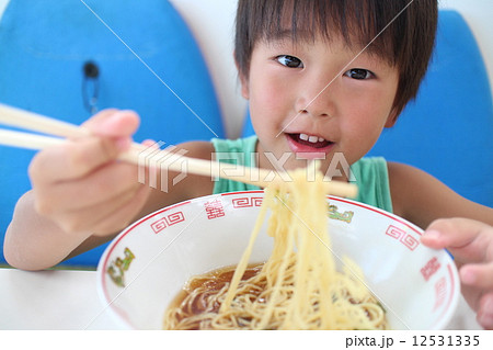 嬉しそうにラーメンを食べる男の子 12531335