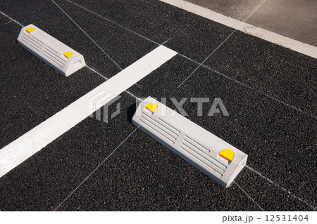 屋外の平置き駐車場 12531404