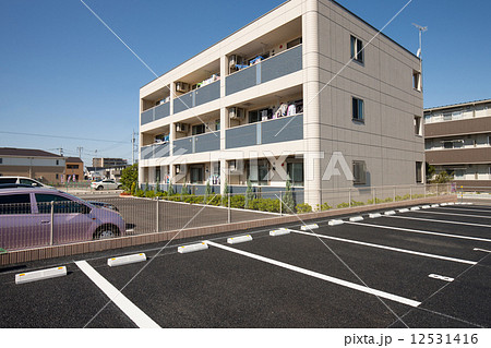 住宅街の駐車場 住宅街の駐車場 12531416