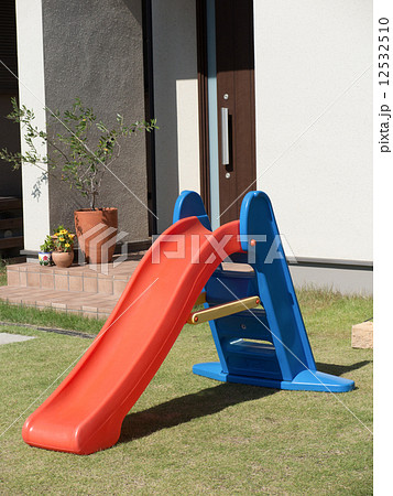庭の滑り台　 12532510