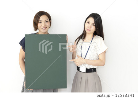 メッセージボードを持つ女性 メッセージボードを持つ女性 12533241