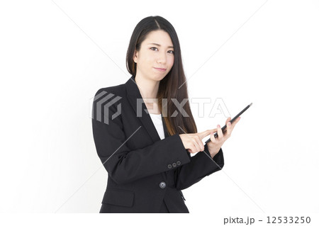 タブレットを操作する女性 12533250