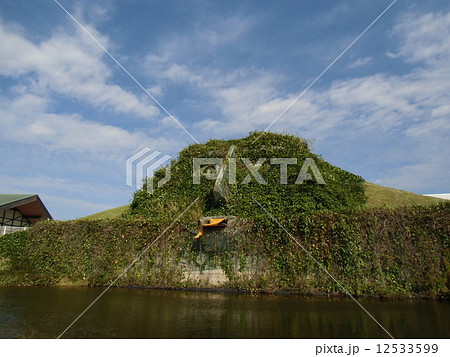加賀の世界のガラス館駐車場にあるグリーンジャイアント 12533599