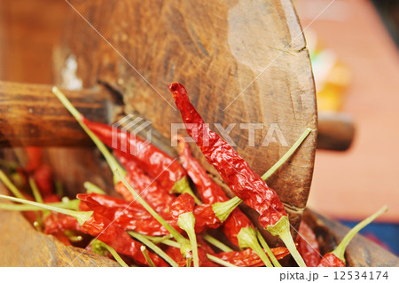 赤唐辛子と薬研 赤唐辛子と薬研 12534174