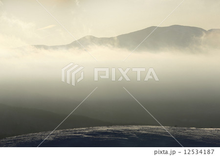 朝焼けの雲の向こうに南アルプス 12534187