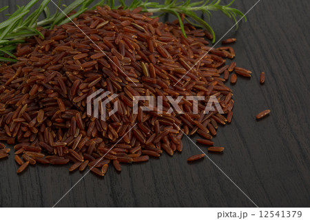 Raw brown rice Raw brown rice 12541379