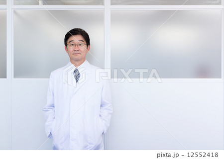 医師　会議室　上半身 12552418