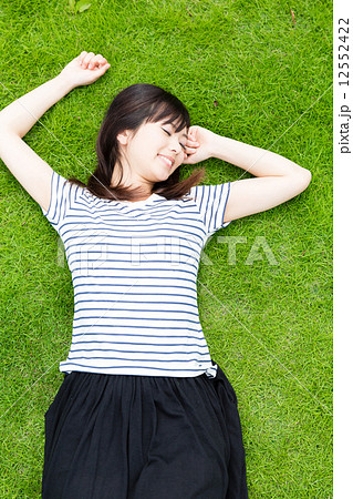 芝生の上で昼寝する女性 芝生の上で昼寝する女性 12552422
