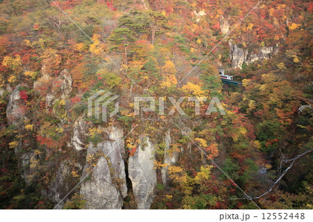 鳴子峡を走る陸羽東線 鳴子峡を走る陸羽東線 12552448