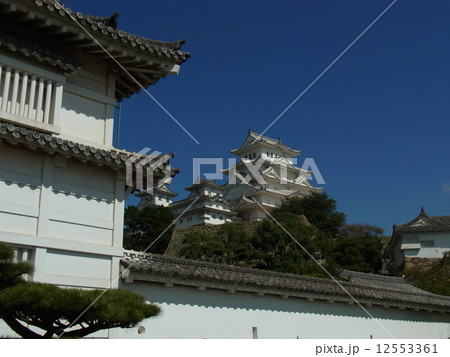 平成の大修理が終わった国宝姫路城  12553361