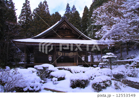 来迎院(京都・大原)庭園に積もる雪 来迎院(京都・大原)庭園に積もる雪 12553549