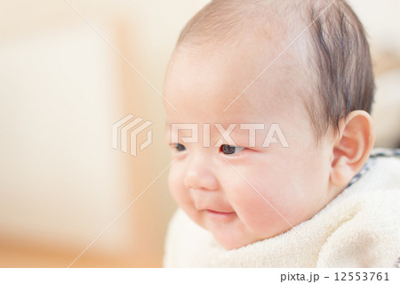 生後3ヶ月 赤ちゃん 笑顔の写真素材