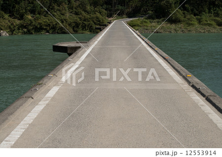 日本一の清流、仁淀川（によどがわ）に架かる沈下橋　名越屋（なごや）の沈下橋 12553914