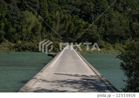 日本一の清流、仁淀川(によどがわ)に架かる沈下橋 名越屋(なごや)の沈下橋 日本一の清流、仁淀川(によどがわ)に架かる沈下橋 名越屋(なごや)の沈下橋 12553916