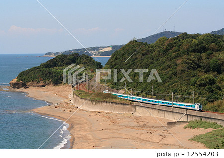 海岸線を行く特急くろしお号 12554203
