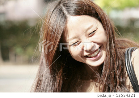 笑い転げる女性 12554221