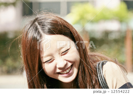 笑い転げる女性 12554222