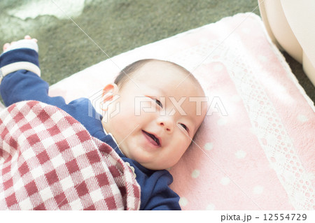 生後2ヶ月 赤ちゃん 笑顔の写真素材
