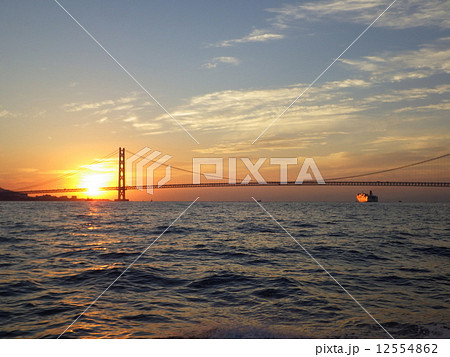 明石海峡大橋から昇る朝日 明石海峡大橋から昇る朝日 12554862