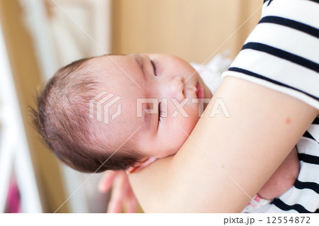 眠る赤ちゃん 眠る赤ちゃん 12554872