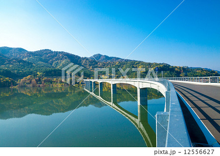 シューパロ湖の色鮮やかな紅葉 (夕張市) シューパロ湖の色鮮やかな紅葉 (夕張市) 12556627