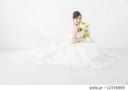 床に座る花嫁の写真素材