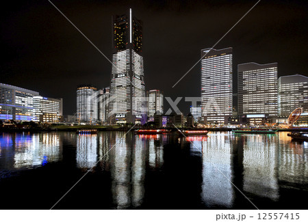 横浜みなとみらい２１地区の夜景 オフィスビル群全館点灯の写真素材