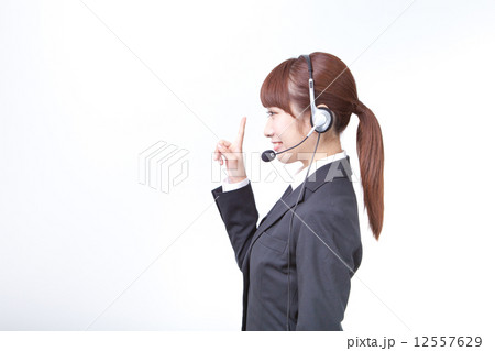 指差しをする電話オペレーター 12557629