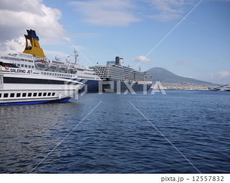 ナポリ港よりベスビオ火山 12557832