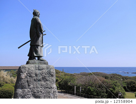 室戸岬で太平洋に向かって立つ「中岡慎太郎」の銅像 12558904