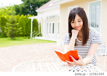 庭でリラックスする女性 庭でリラックスする女性 12561305