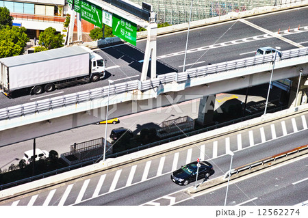 高速道路横羽線の道路標識とトラック 高速道路横羽線の道路標識とトラック 12562274