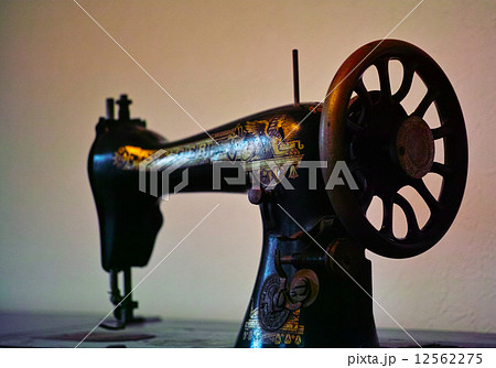 古いミシン 古いミシン 12562275