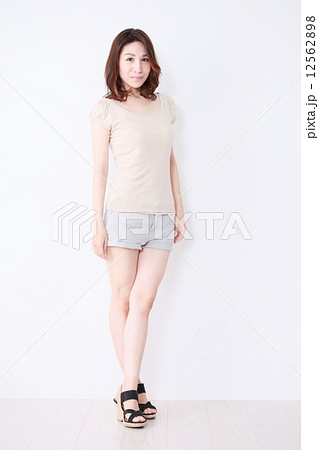 ミドル　女性　汎用イメージ 12562898